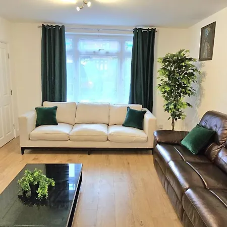 Bse Homes & Properties Ltd Manford 3-Bedroom Home, Chigwell ,Greater London With Parking Sleeps 6